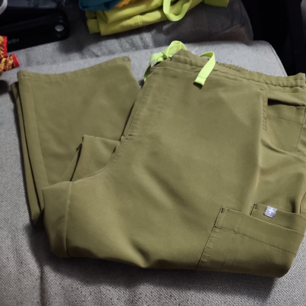 Figs Yola Pants In Martini Olive